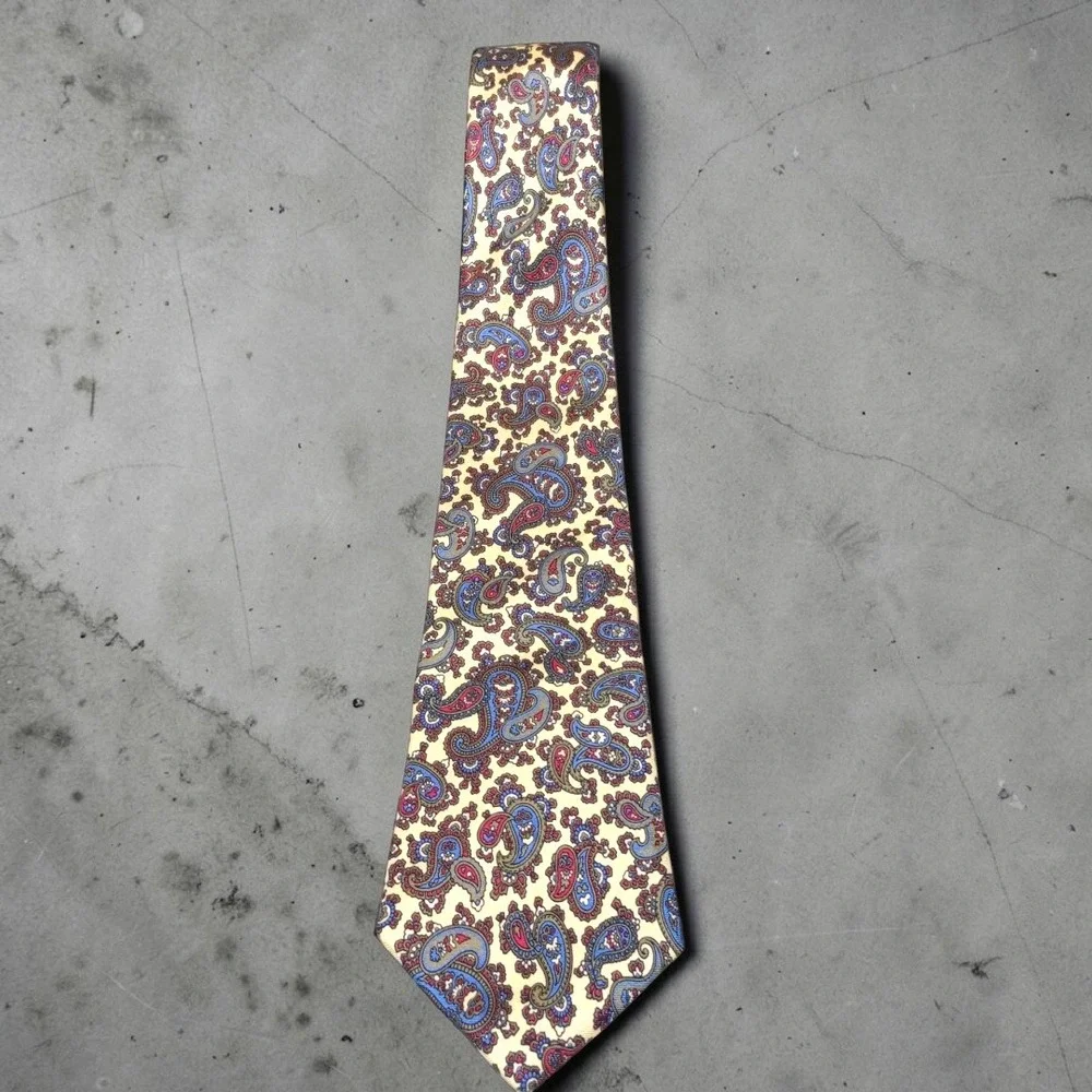 Van Heusen 417 Paisley Tie Vintage Mens Silk Necktie Cream Blue Red Made in USA‎